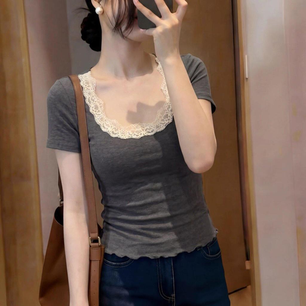 <![CDATA[Áo thun ngắn tay Niche với khâu ren, phong cách slim-fit]]>