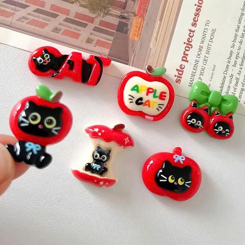 Set Charm Táo Đỏ Mèo Đen – Apple Cat Collection Siêu Dễ Thương- Bộ charm gắn dép siêu hot có bán lẻ con- Mã new 2026
