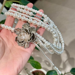 Dây chuyền kim loại bạc hình cánh hoa với nhiều lớp ngọc trai, thiết kế hiện đại