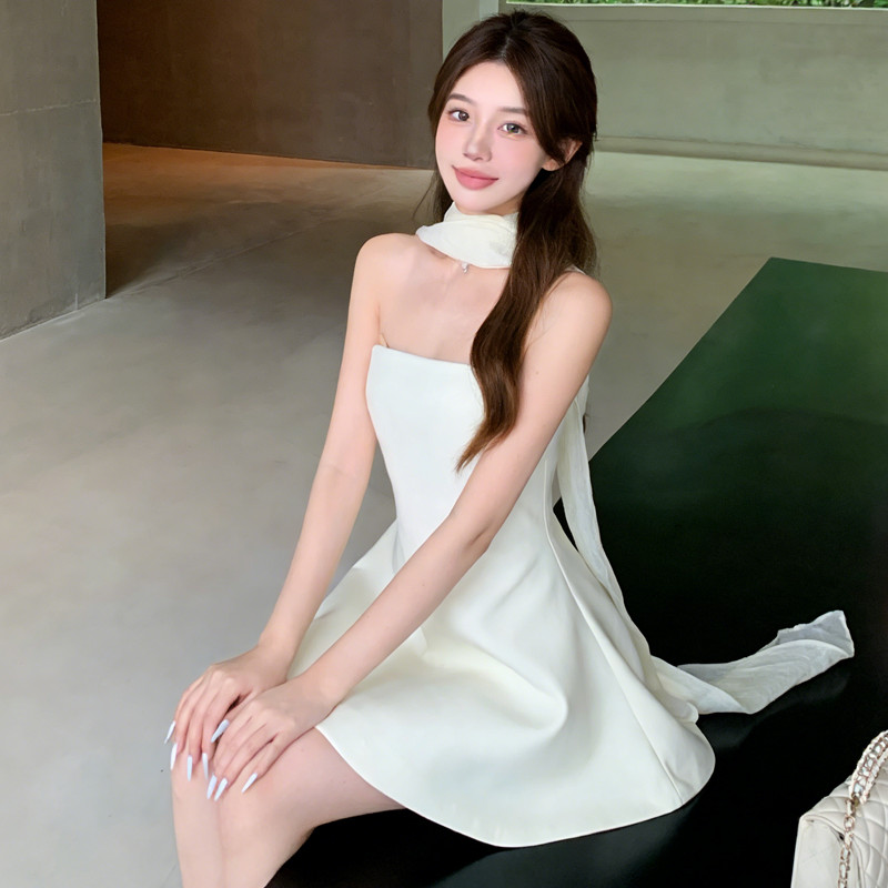 Đầm một vai đính hôn dành cho người nổi tiếng với chi tiết ruy băng trắng, thiết kế sang trọng