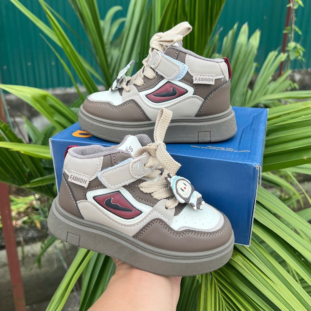 giày thể thao bé trai bé gái khỏe khoắn đính sticker chống trượt êm chân mâu mới cho bé 8627 Chip & mom
