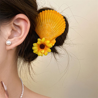 Kẹp tóc hoa vỏ ngọc trai bằng vải, phù hợp cho chụp hình phong cách kỳ nghỉ với kẹp mỏ vịt
