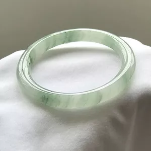 Vòng tay đá tuyết ngọc vàng lụa từ Tân Cương với họa tiết nổi hoa đẹp mắt