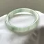 Vòng tay đá tuyết ngọc vàng lụa từ Tân Cương với họa tiết nổi hoa đẹp mắt