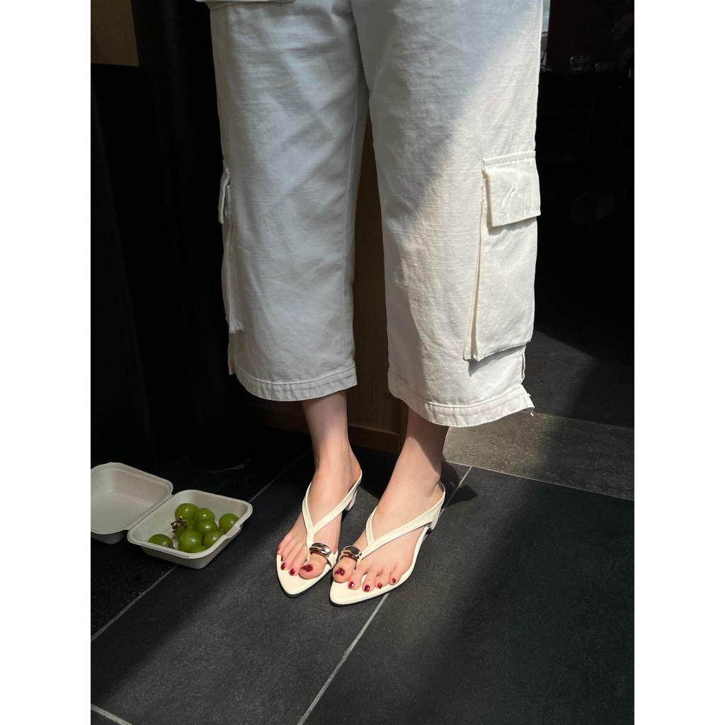 TT Mũi Nhọn Kim Loại Flip-Flops Nữ 2026 Mùa Hè Dày Gót Lật-Flops Dép Đi Biển