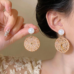 Tai nghe boho mây tự nhiên và nhựa, phù hợp đi biển và dự tiệc mùa hè