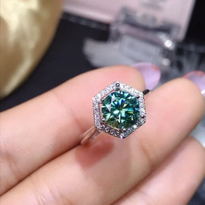 Nhẫn xanh ngọc lục bảo 1 carat hình vuông, thiết kế công chúa sang trọng