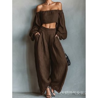 Quần short một vai và áo phông phong cách nghỉ dưỡng cho nữ, phù hợp mặc mùa hè