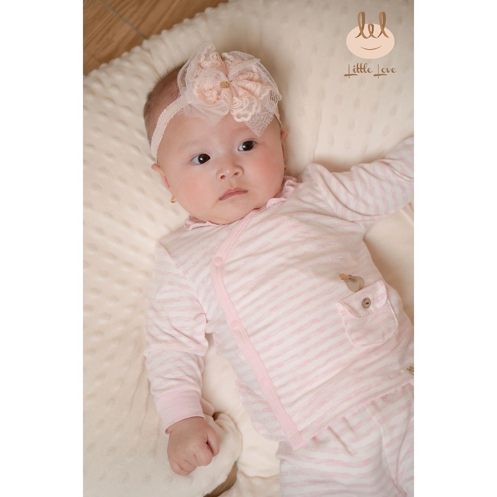 Bộ sơ sinh petit dài tay mỏng, mềm, mát, thấm hút tốt, cổ bèo kẻ hồng dành cho bé lil little Love (SCC03)