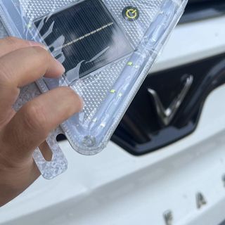 Đèn Tam Giác NĂNG LƯỢNG MẶT TRỜI đường kính 15cm tự động cảm ứng phát sáng cho xe ô tô