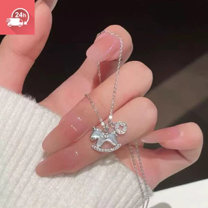 Tài tử thời trang với dây chuyền đồng trắng tự nhiên, phù hợp làm quà tặng