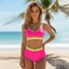 Bộ bikini thể thao nữ với áo ngực không tay, cổ chữ V màu tương phản và quần cạp cao, phù hợp cho tập luyện và nghỉ dưỡng.