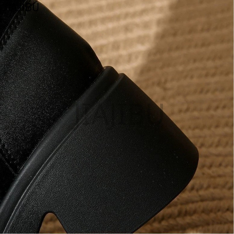 Size 35-43 Giày Bốt Chelsea Kiểu Anh Cổ Điển, Mũi Tròn, Đế Dày, Chống Trượt, Màu Đen, Kiểu Dáng Slip-on. Giày Nữ Cỡ Lớn Chất Lượng Cao Theo Phong Cách Nhật Bản Cổ Điển Korean Fashion Casual Platform Cotton-padded Winter Boots Giày Bốt Mô Tô Kiểu Pháp 42