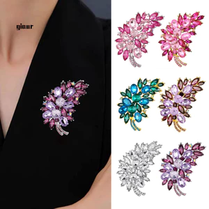 Vòng cổ hợp kim kẽm với cubic zirconia lấp lánh, phù hợp cho trang phục dạ hội và đám cưới