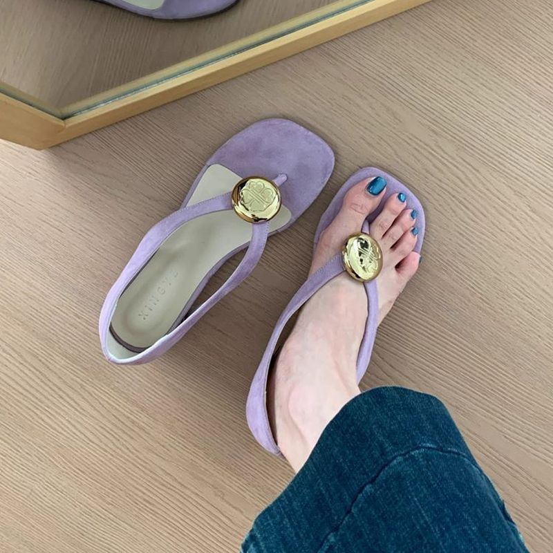 ✨Spot】Giày sandal nữ Cao cấp Dịu gái Đế nâng cao 4cm Đế êm Không mỏi chân/Pháp Khóa Kim Loại Dép Nữ