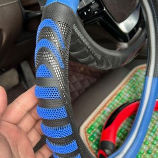 Bọc Vô lăng ô tô Chống trơn Thoáng khí vân Carbon đủ size xe con, xe tải