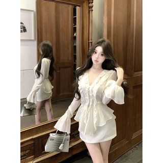 Váy ngắn nguyên chất phong cách Pháp, cổ chữ V, phù hợp mặc mùa hè và phối cùng túi hông.