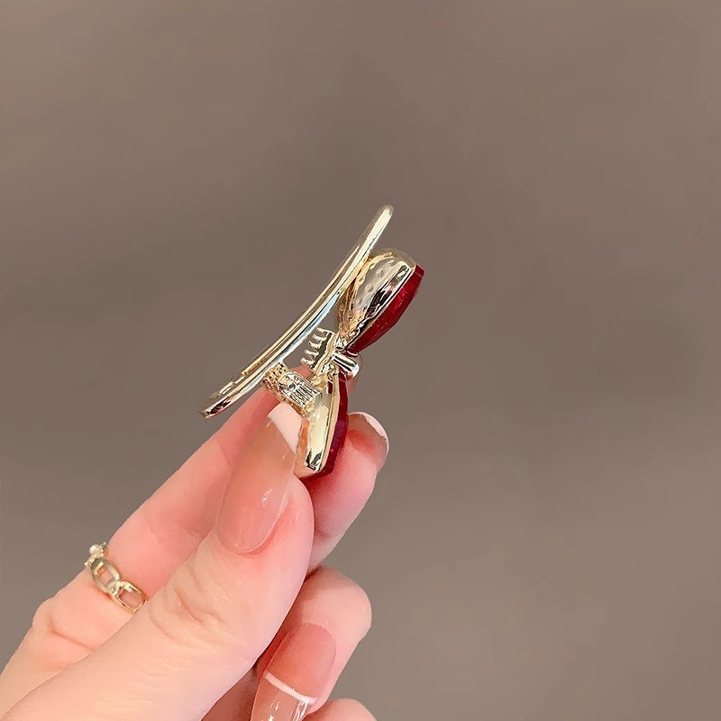 Kẹp Tóc Pha Lệ Đỏ Hình Mỏ Vịt với Nơ và Kim Cương Giả - Phụ Kiện Tóc Sang Trọng cho Năm Mới 2024