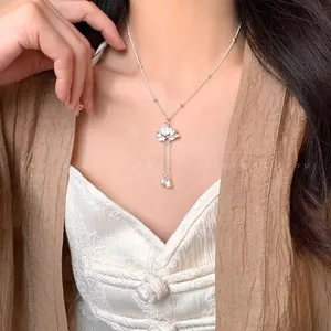 Mặt dây chuyền tua rua hoa sen thiết kế tinh tế, phù hợp với áo len