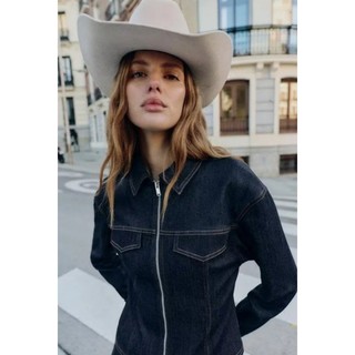 Áo khoác denim mỏng tay dài và quần jean lưng cao