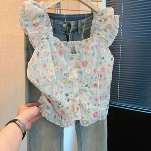 Áo sơ mi nhỏ xù cổ vuông phong cách trà sang trọng với họa tiết hoa theo style Pháp, phù hợp mặc vào mùa hè
