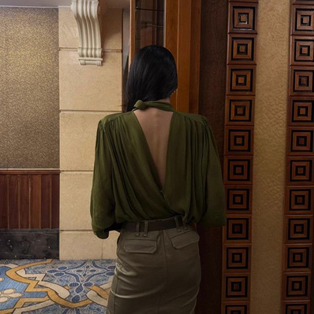 Áo sơ mi nữ kiểu Pháp cổ điển với ruy băng xanh, chất liệu mỏng thoáng mát, thiết kế rộng rãi phù hợp mùa thu.
