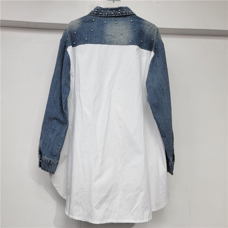 Áo sơ mi denim hai vai với họa tiết hoạt hình và kim cương khâu