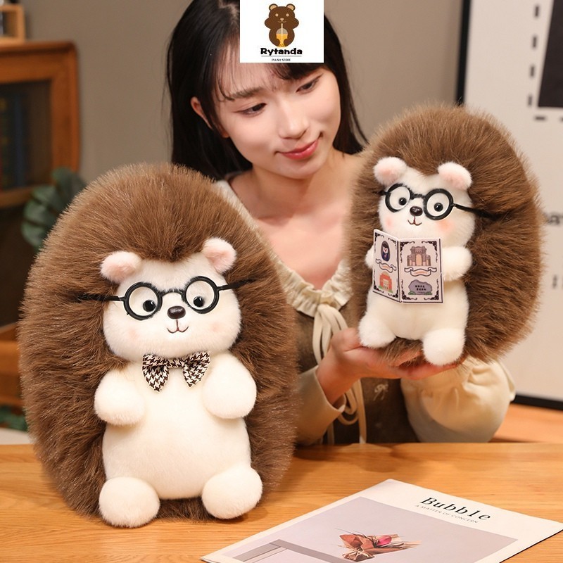 Rytanda Đồ chơi sang trọng hình nhím thực tế dễ thương dành cho trẻ em Bé trai Bé gái Nhím Tượng cầm một cuốn sách có dây buộc nơ Động vật nhồi bông Búp bê mềm mại Bạn gái trẻ em Quà tặng năm mới Giáng sinh