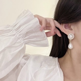 Bông tai ngọc trai giọt nước sang trọng, phù hợp cho người nổi tiếng