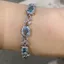 Vòng tay zircon màu xanh trong suốt mát mẻ, ánh sáng tinh tế cho bạn gái