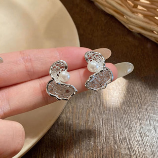 Bông tai nữ thời trang cao cấp từ bạc kim zircon với thiết kế xoắn nhăn đính đá.