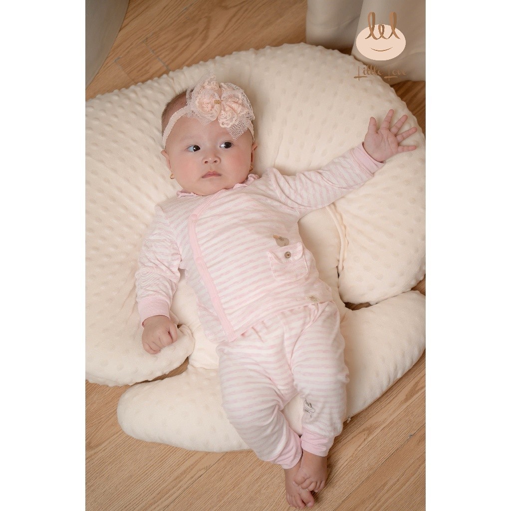 Bộ sơ sinh petit dài tay mỏng, mềm, mát, thấm hút tốt, cổ bèo kẻ hồng dành cho bé lil little Love (SCC03)