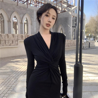 Đầm dài tay cổ chữ V xoắn phong cách thời trang Pháp, thiết kế giúp che khuyết điểm, dáng ôm body, chiều dài đến gối.