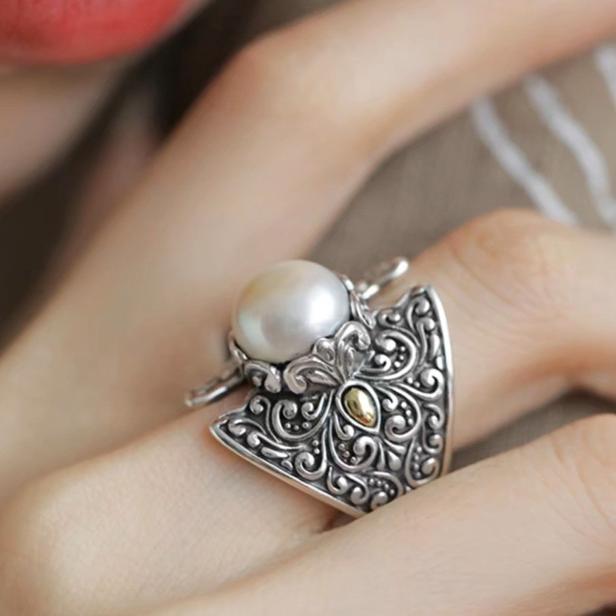 Retro Dập Nổi Họa Tiết Đường Lá Chắn Nhẫn Phiên Bản Rộng Nhẹ Sang Trọng Thiết Kế Niche Trực Tiếp Chỉ Số Ngón Tay Nhẫn 26.4.6