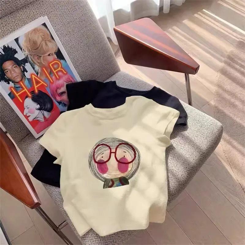 Áo thun nữ màu cam thiết kế in hình, form slim-fit, phù hợp mùa hè