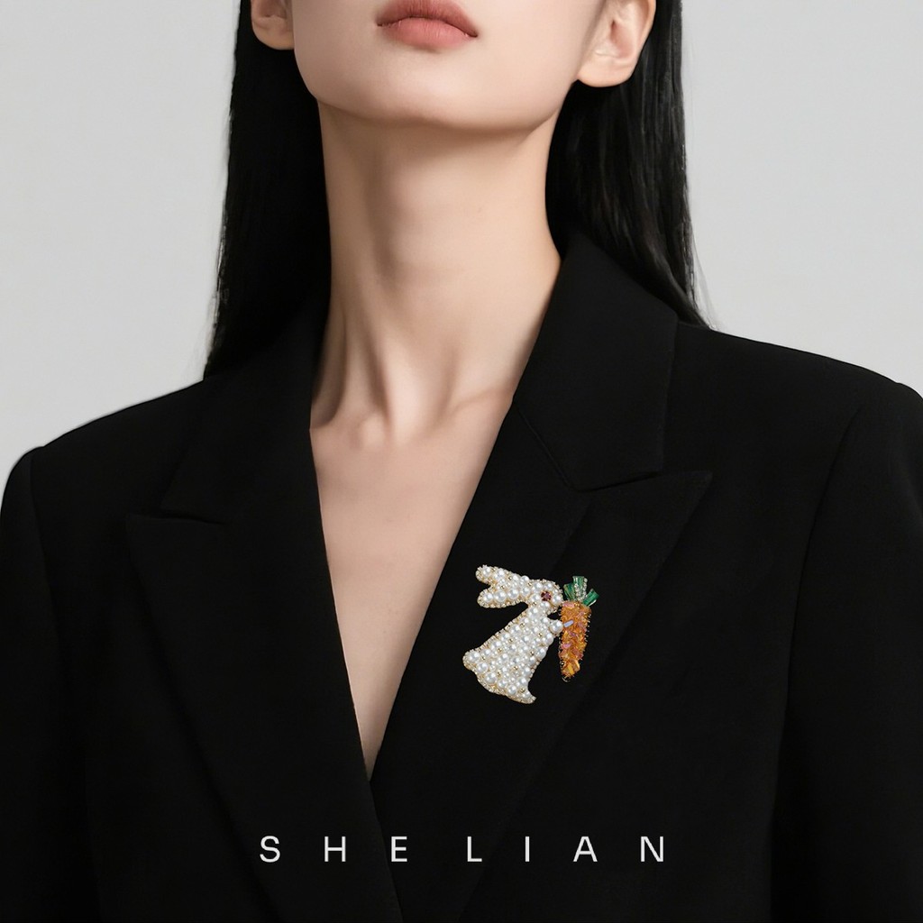 Trâm cài thỏ cà rốt pha lê đầy đủ kim cương
