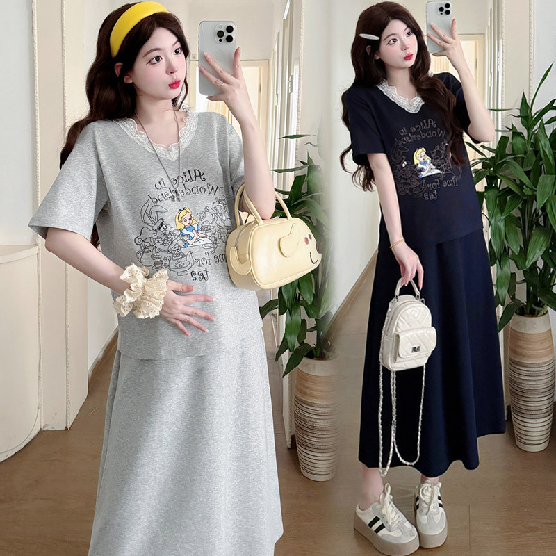 Bộ đồ bà bầu hai mảnh: áo thun in họa tiết ren và váy, phù hợp mùa hè