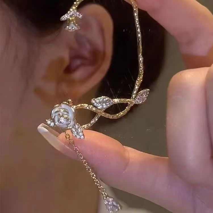 Camellia Kẹp Tai Xương Rồng Tua Rua, Ánh Sáng Sang Trọng và Phong Cách Cổ Điển 2026