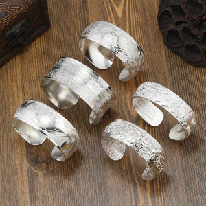 Quý Châu Phong Cách Dân Tộc Hoa Văn Handmade Khắc Rộng Miao Bạc Mở Vòng Tay Retro Phù Hợp Với Tính Khí Bạc Vòng Tay Trang Sức Vòng Tay Văn Học Retro Hoa Mẫu Đơn Totem