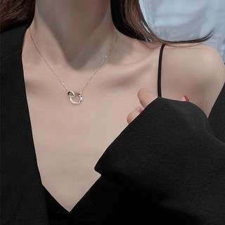 Vòng cổ mặt dây chuyền thiết kế sang trọng với họa tiết hoa hồng vàng ánh sáng, phù hợp trang sức cưới