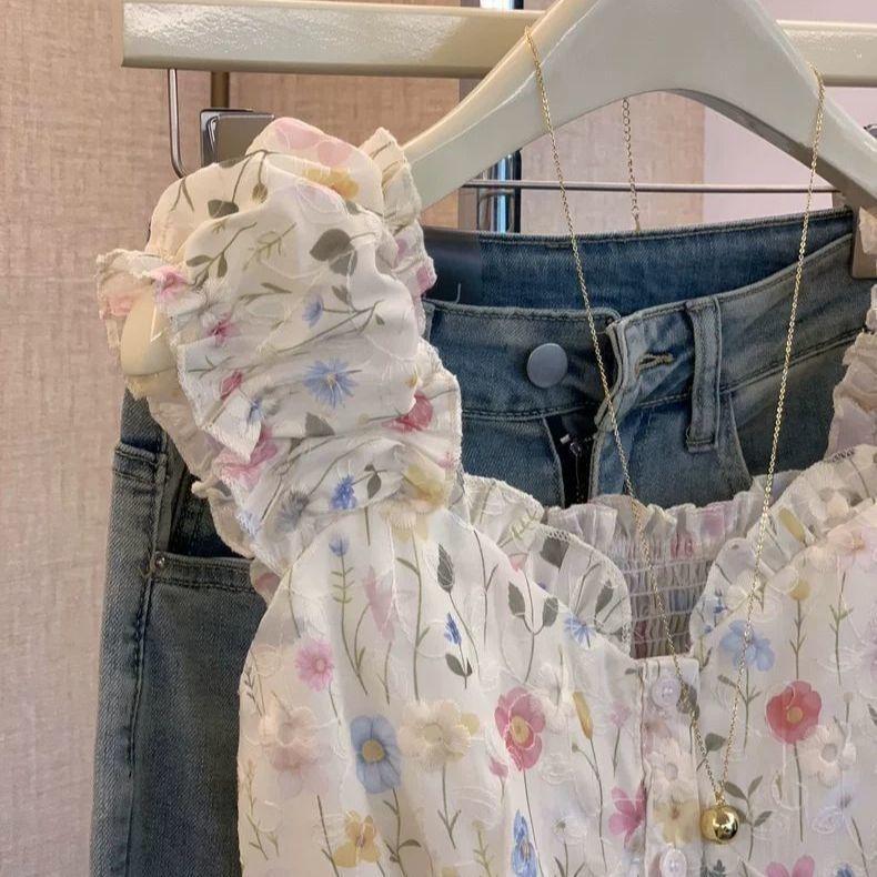 Áo sơ mi nhỏ xù cổ vuông phong cách trà sang trọng với họa tiết hoa theo style Pháp, phù hợp mặc vào mùa hè
