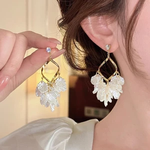 Bông tai trắng giả vỏ cánh hoa nhẹ sang trọng, phù hợp mọi dịp