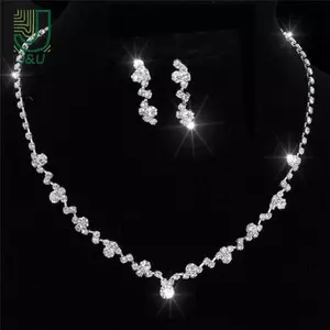 Bộ bông tai pha lê và bạc - Trang sức cưới đẹp mắt cho cô dâu