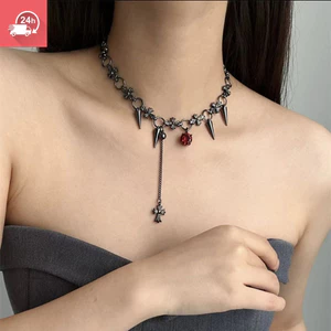 Vòng cổ nữ phong cách gothic và punk với tua rua đỏ zircon hình học