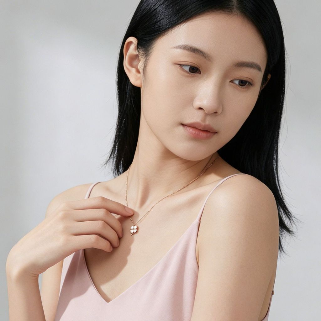 Mặt dây chuyền Niche cỏ ba lá đa năng thanh lịch