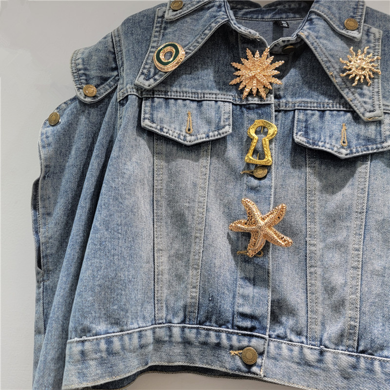 Denim Ngắn Mùa Xuân 2026 với Nút Vai Kim Loáng Hình Rỗng