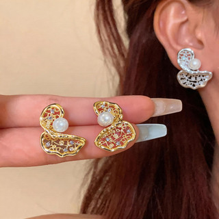 Bông tai nữ thời trang cao cấp từ bạc kim zircon với thiết kế xoắn nhăn đính đá.