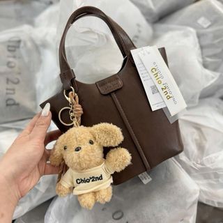 Túi Chio Giỏ Làn Nâu Trơn Kèm charm Cún Bông - Có dây đeo chéo