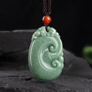 Mặt dây chuyền phong cách dân tộc Ruyi màu xanh lá cây, phù hợp đeo hàng ngày