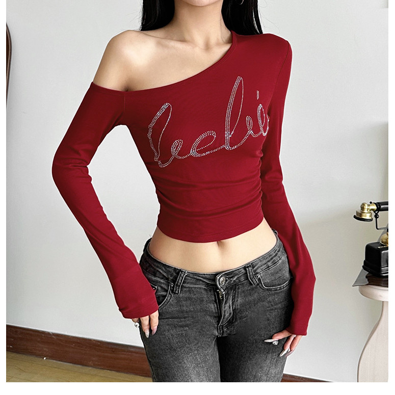 Áo thun nữ màu đen có họa tiết kim cương giả, cổ V lệch, tay ngắn - Phong cách thời trang đường phố